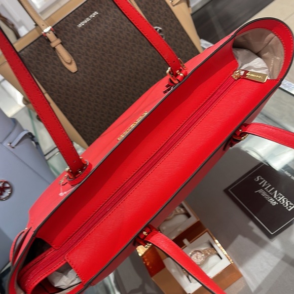 Michael Kors Gilly Large Drawstring Travel Leather Top Zip Tote
Bright Red
NWT - Picture 10 of 16